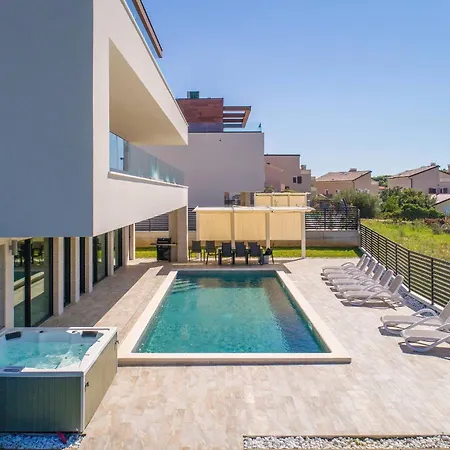 Eligo Mit 2 Whirlpools, Meerblick, Pool Und Fitnessraum * Premantura
