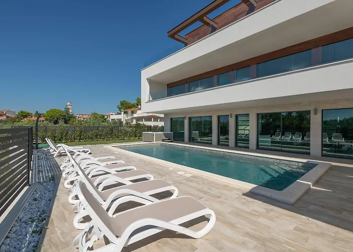 Villa Eligo Mit 2 Whirlpools, Meerblick, Pool Und Fitnessraum Premantura