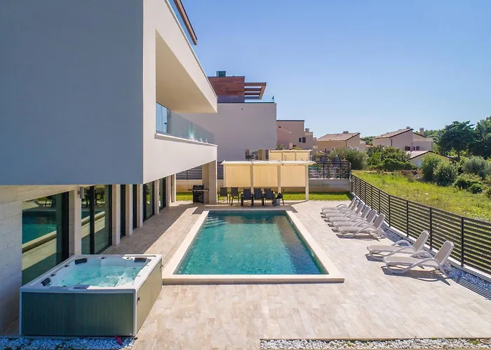 Eligo Mit 2 Whirlpools, Meerblick, Pool Und Fitnessraum * Premantura